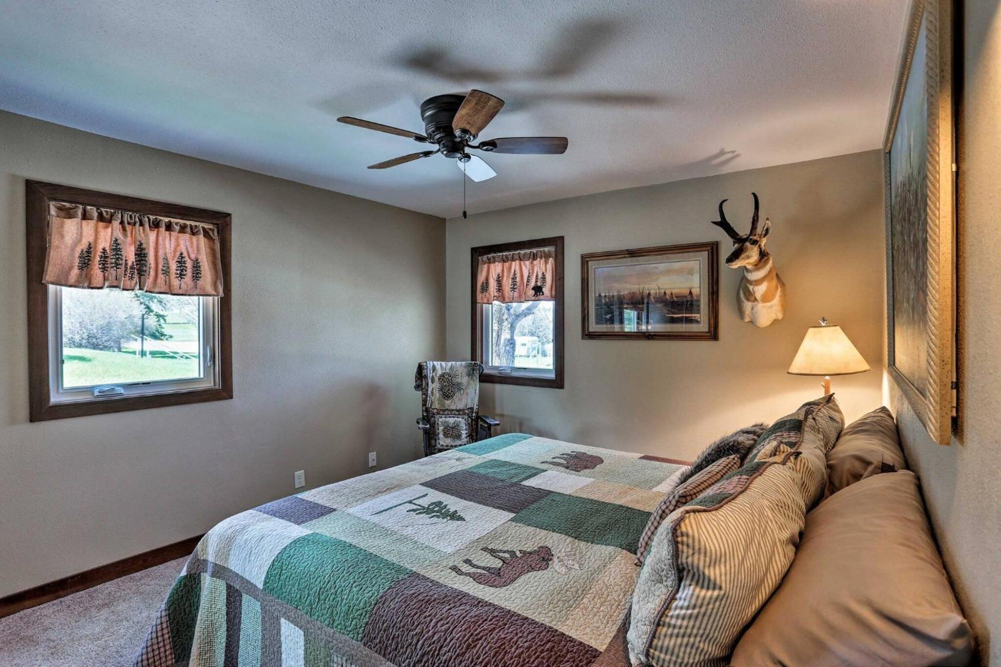 Cozy Custer Cottage W Deck: Walk To Shops Food Luaran gambar